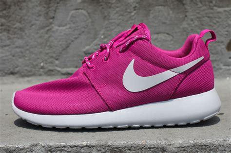 nike wmns roshe run pink weiß|Amazon.com: Nike Roshe Run Womens.